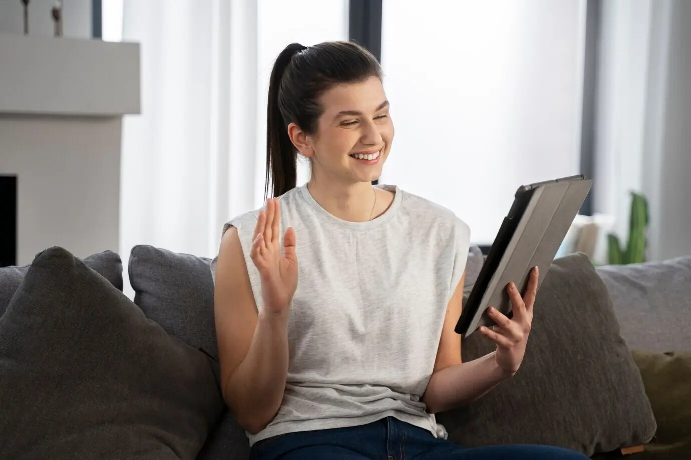 Eine Person bei einem virtuellen Date.