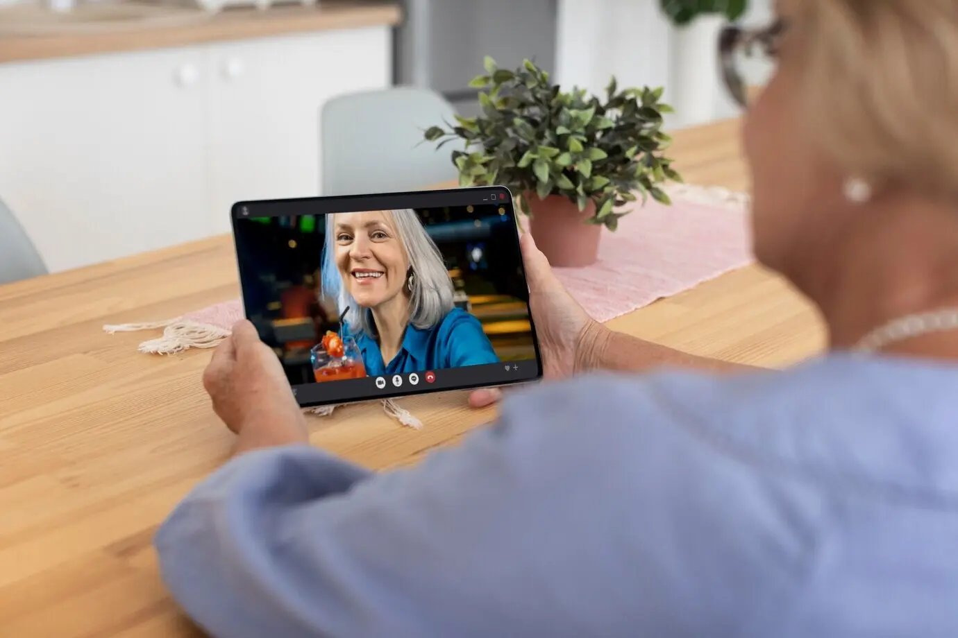 Ältere Menschen, die einen Videoanruf tätigen.